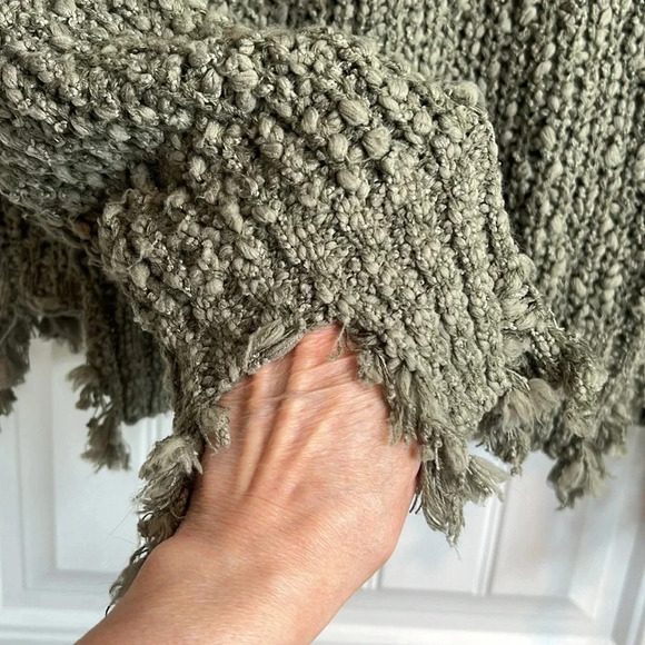Camille & Coco Olive Green Super Soft Shredded‎ V Neck Sweater. Size M/L. - Picture 7 of 9